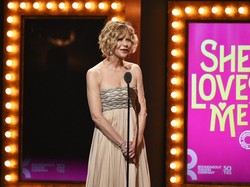 Penampilan Meg Ryan dengan Wajah yang Berubah Drastis di Tony Awards