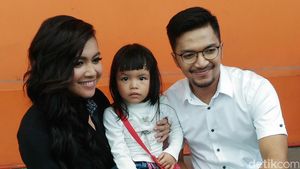 Kedekatan Ihsan Tarore dengan Denada dan Putrinya