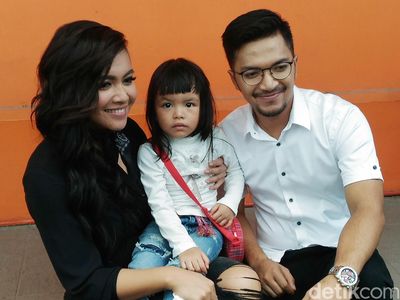 Kedekatan Ihsan Tarore dengan Denada dan Putrinya