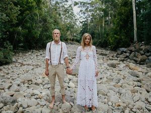 Pasangan Hipster, Menikah Pakai Sandal Jepit dan Buat Sendiri Kue Pengantin