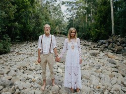 Pasangan Hipster, Menikah Pakai Sandal Jepit dan Buat Sendiri Kue Pengantin