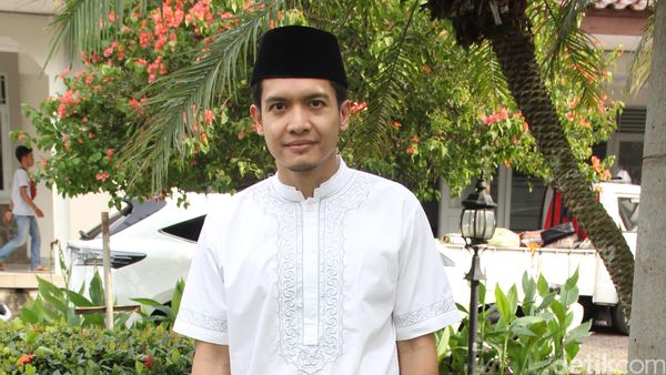 Dimas Seto Berbaju Koko Serba Putih