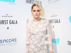 Kristen Stewart Cantik dengan Dress Semi Transparan