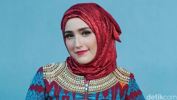 Istri Pasha Kini Berhijab, Begini Penampilannya