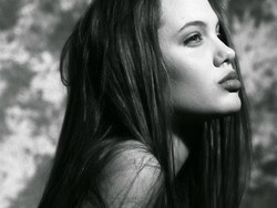 Seperti Ini Angelina Jolie Ketika Pemotretan Pertamakali di Usia 15 Tahun
