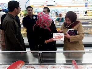 Petugas Gabungan Temukan Makanan Kadaluarsa Saat Sidak Mamin Petugas Gabungan Temukan Makanan Kadaluarsa Saat Sidak Mamin