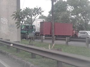 5 Kendaraan Tabrakan Beruntun di Tol JORR, Macet 5 Km