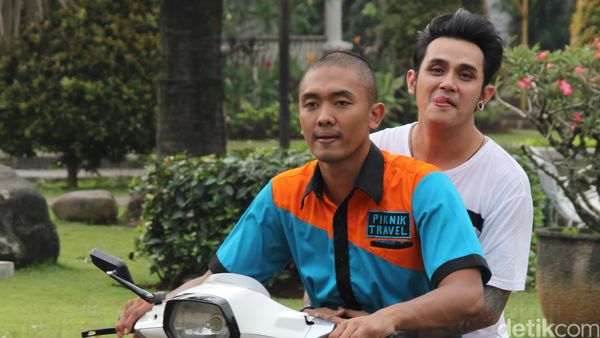 Vicky Nitinegoro dan Uus Boncengan, Mau ke Mana?