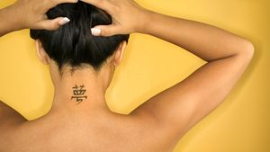 10 Cara Kocak Orang Hapus Tato Gambar Mantan Pacar Setelah Putus Cinta