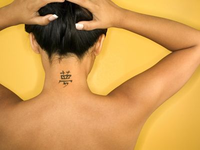10 Cara Kocak Orang Hapus Tato Gambar Mantan Pacar Setelah Putus Cinta
