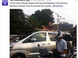 Pemain NBA Mason Plumlee dan Sore yang Heboh Saat Bule Sebar Dolar di Tengah Macet