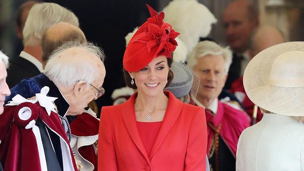 Stunning! Kate Middleton Menawan Berbusana Merah Menyala