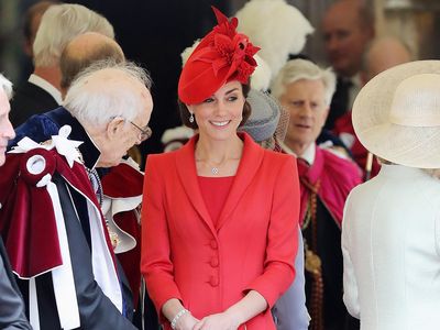 Stunning! Kate Middleton Menawan Berbusana Merah Menyala