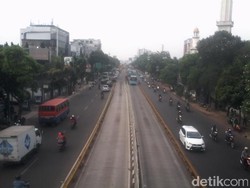 Pembatas Bolong, Masih Ada Pemotor Bandel di Mampang yang Terobos Busway