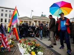 Tragedi Penembakan di Orlando dan Larangan Donor Darah Bagi Gay