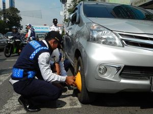 Parkir Sembarangan, Puluhan Mobil di Semarang Digembok Petugas Dishub