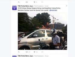 Dolar Pecahan US$ 1 yang Dibagi-bagi 2 Pria Bule di Tengah Kemacetan di Jakarta