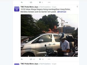 Dolar Pecahan US$ 1 yang Dibagi-bagi 2 Pria Bule di Tengah Kemacetan di Jakarta Dolar Pecahan US$ 1 yang Dibagi-bagi 2 Pria Bule di Tengah Kemacetan di Jakarta