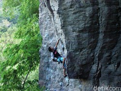 Menggantung Asa di Tebing