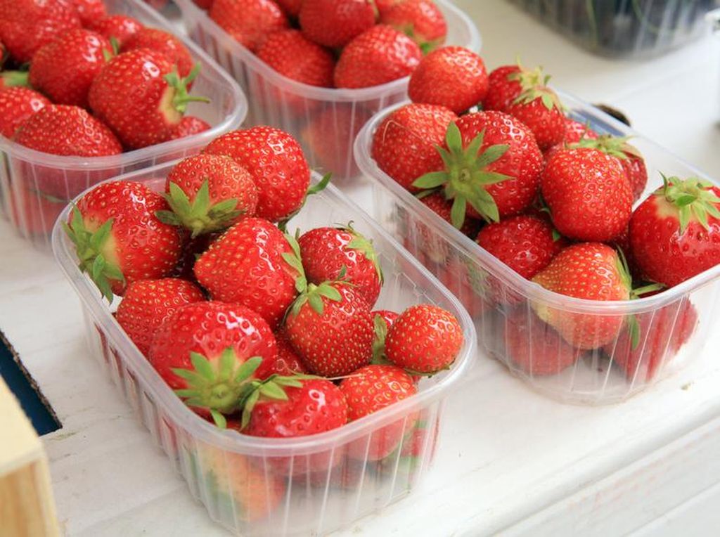 Supaya Tak Cepat Busuk, Jangan Cuci Buah Stroberi Sebelum Disimpan Supaya Tak Cepat Busuk, Jangan Cuci Buah Stroberi Sebelum Disimpan