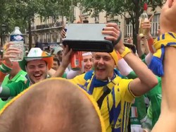 Akrabnya Fans Republik Irlandia dan Swedia: Nyanyi Bareng Dancing Queen