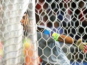 Ouch, Buffon Jatuh Saat Bergelantung di Mistar Gawang