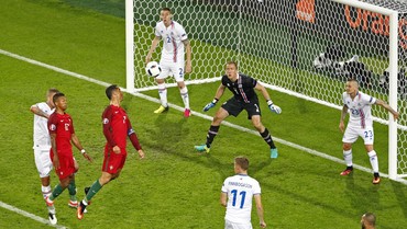 Pertahanan Kaku Islandia yang Membuat Ronaldo Frustrasi Pertahanan Kaku Islandia yang Membuat Ronaldo Frustrasi