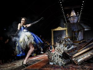 Terungkap Misteri di Balik Gaun Berasap Moschino di Catwalk Terungkap Misteri di Balik Gaun Berasap Moschino di Catwalk