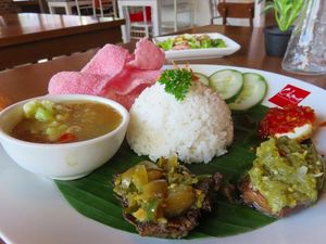 Cikang: Lamaknyo! Berbuka dengan Nasi Uda Berlauk Dendeng Batokok yang Gurih Pedas