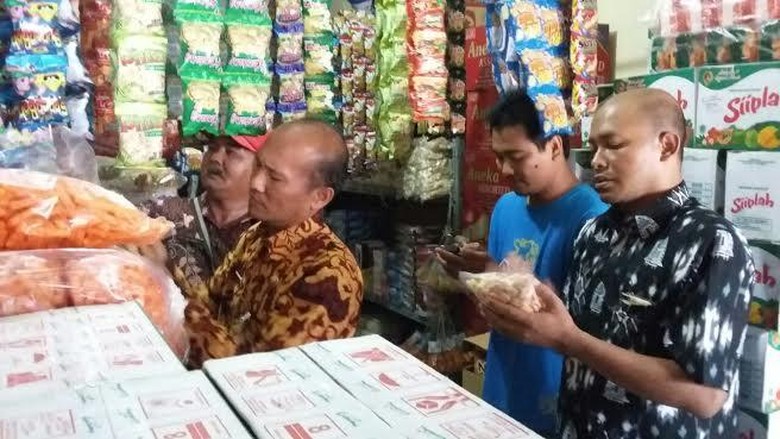 Puluhan Bungkus Makanan Ringan di Mojokerto  Dijual Tanpa 