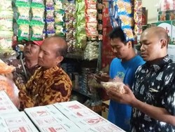Puluhan Bungkus Makanan Ringan di Mojokerto Dijual Tanpa Label Kadaluarsa