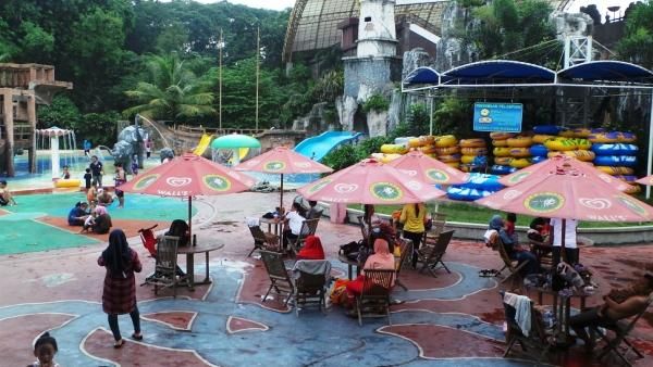 Ngabuburit Asyik Sambil Main Air ke Safari Water World