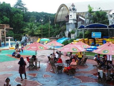 Ngabuburit Asyik Sambil Main Air ke Safari Water World