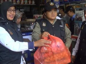 Petugas Temukan Makanan Tak Berlabel Saat Razia Swalayan di Kota Blitar Petugas Temukan Makanan Tak Berlabel Saat Razia Swalayan di Kota Blitar