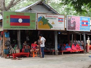 Desa di Laos dan Lagu Sakitnya Tuh Disini