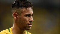 Sebagai pesepakbola, Neymar kerap disorot karena kegemarannya berganti gaya rambut. Per musimnya, Neymar bisa lebih dari 2-3 kali mengganti model rambutnya. (Buda Mendes / Getty Images)