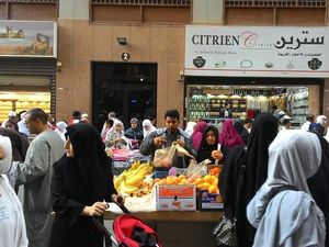 Pajak Mau Naik, Warga Saudi Serbu Pusat Perbelanjaan