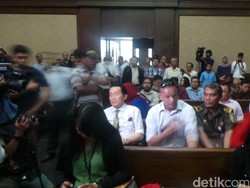 Ayah Kandung Mirna Hadiri Sidang Perdana Jessica di PN Jakpus