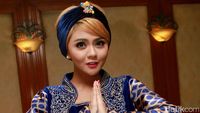 Begini Gaya Jenita Janet di Bulan Ramadan, Cantik?