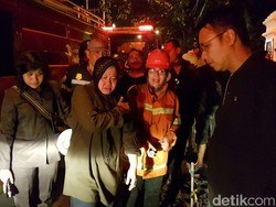 Wali Kota Risma Pimpin Pemadaman Kebakaran Dua Pabrik di Petemon