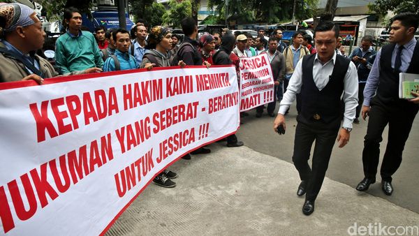 Aksi Demo Minta Jessica Dihukum Berat