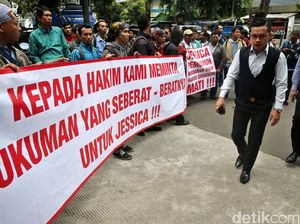 Aksi Demo Minta Jessica Dihukum Berat Aksi Demo Minta Jessica Dihukum Berat