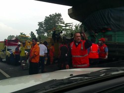 Truk Tronton Lindas Avanza di Tol Cipularang, 1 Orang Tewas