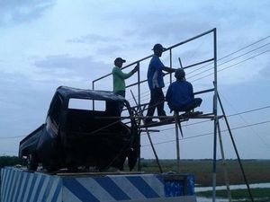 Polres Indramayu Poles Monumen Mobil Penyok Jelang Arus Mudik Lebaran