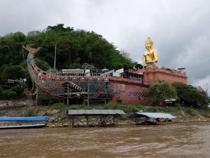 Menyusuri Sungai yang Mengalir di Perbatasan 3 Negara