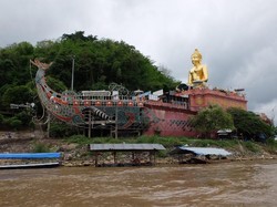 Menyusuri Sungai yang Mengalir di Perbatasan 3 Negara