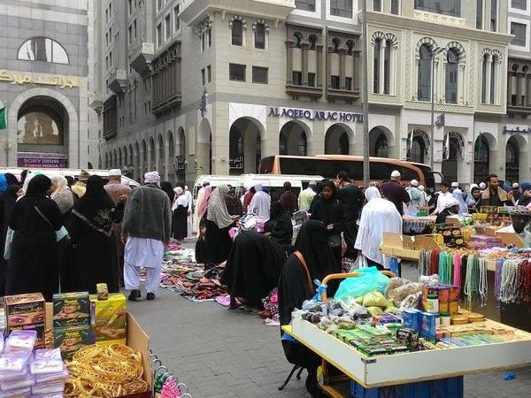 Penampakan Pasar Kaget Tiap Habis Salat di Madinah