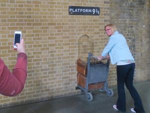 Aresto Momentum! Saatnya Bergaya Ala Harry Potter di Peron 9 3/4