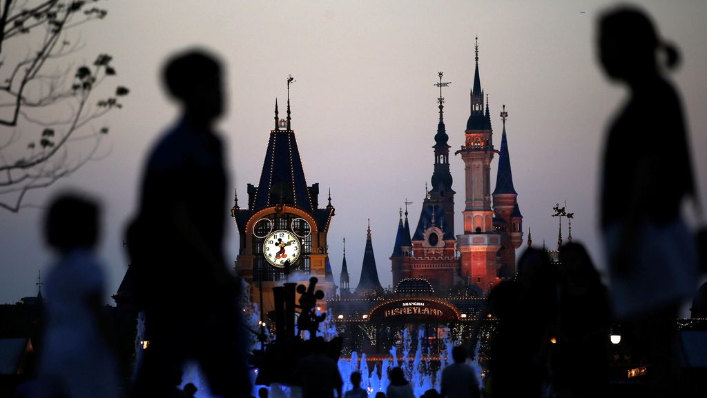 Melihat Kemegahan Disneyland Pertama di China