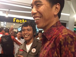 Dibantah Johan Budi, Adian Napitupulu Pamer Foto Bareng Jokowi
